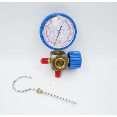 Air conditioning refrigerant pressure gauge with sight glass